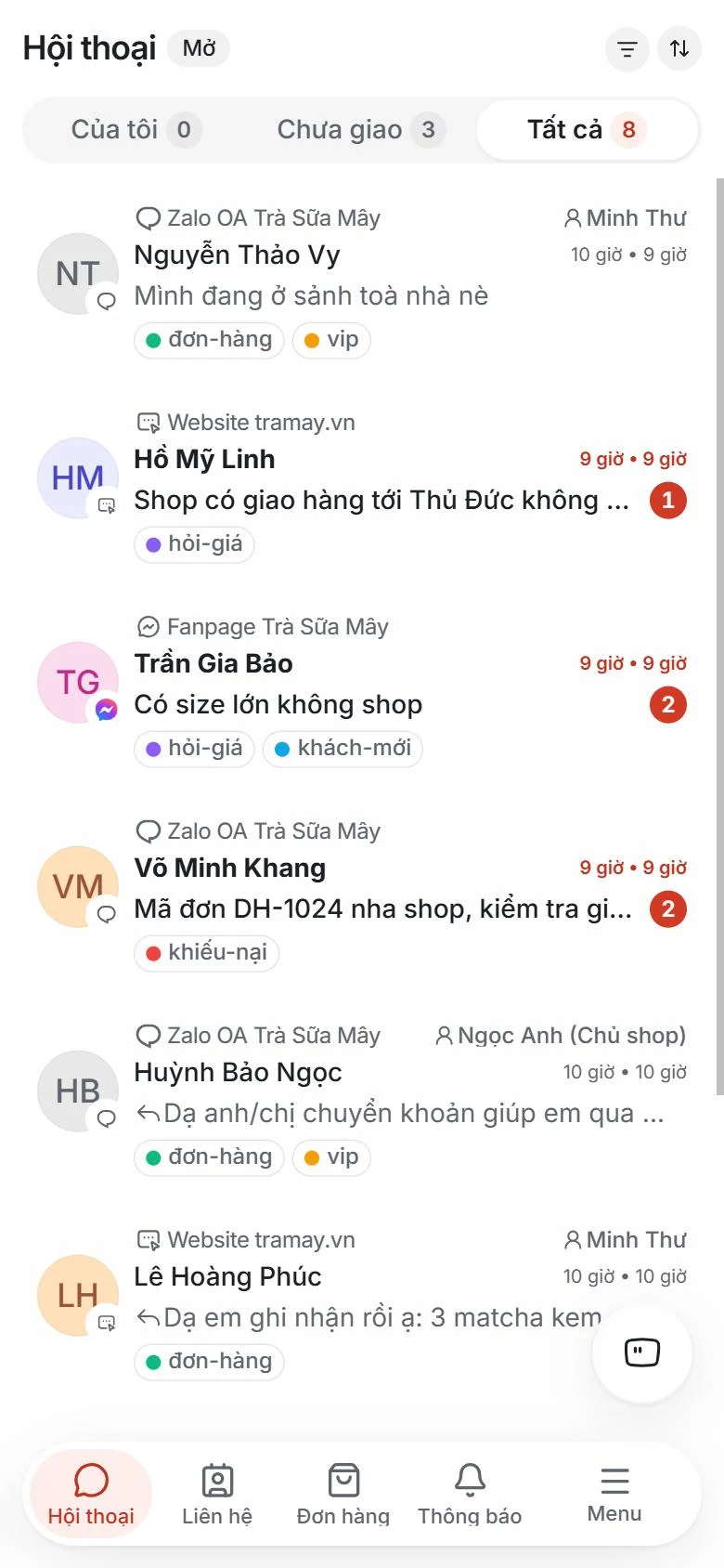 Danh sách hội thoại trên điện thoại với thanh tab dưới cùng